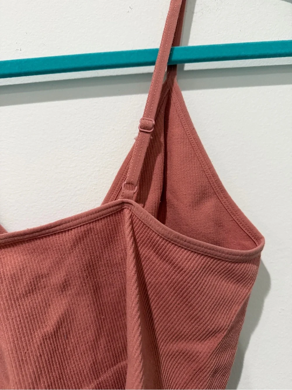 Amazon Rust Pink Ribbed V-Neck Crop Top - Picture 4 of 4